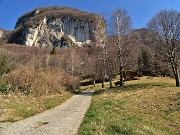 13 Risalendo la stradetta con vista in Corna Bianca 